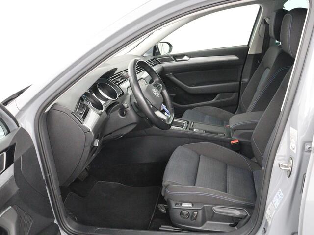 Volkswagen PASSAT 1.4 TSI PHEV GTE | Stoelverwarming | Trekhaak | Massage | Camera | Carplay | Keyless | Matrix LED | Navigatie | Adaptive cruise | Park Assist | Climate control | Plug In