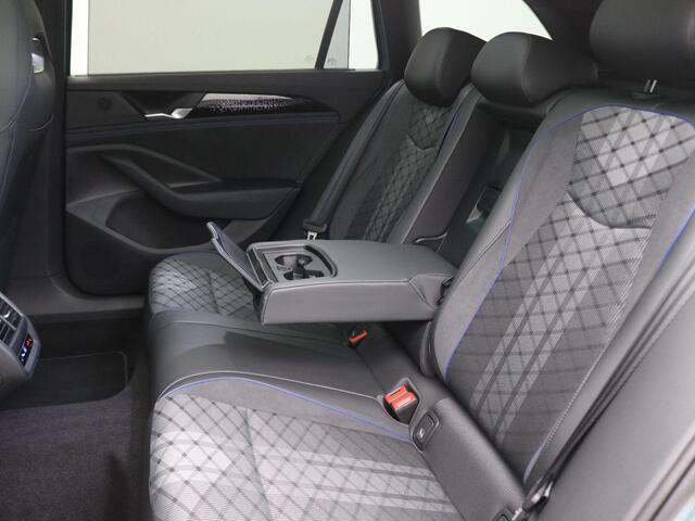 Volkswagen PASSAT Variant 1.5 eHybrid R-Line Edition 272PK DSG SOH 100%, Pano-Schuifdak, Trekhaak, Black Style, Keyless, Side Assist, Elektr. Achterklep, Voorruitverwarming, Stoel-Stuurverwarming, 18" LM Velgen, Navi