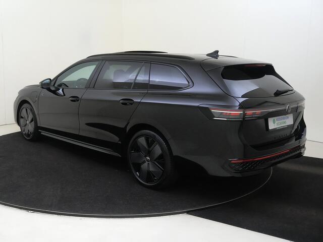 Volkswagen PASSAT Variant 1.5 eHybrid R-Line Edition | SoH 100% | Panoramadak | Trekhaak | Black style | Head-up display | 360 camera | Stoelverwarming voor en achter | Parkeerassistent |