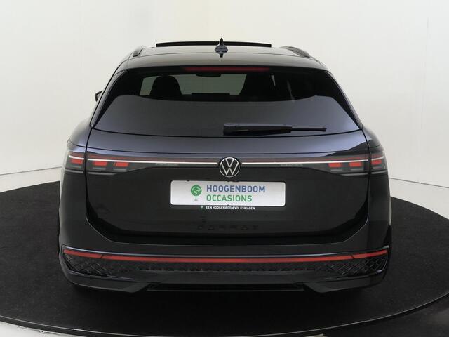 Volkswagen PASSAT Variant 1.5 eHybrid R-Line Edition | SoH 100% | Panoramadak | Trekhaak | Black style | Head-up display | 360 camera | Stoelverwarming voor en achter | Parkeerassistent |