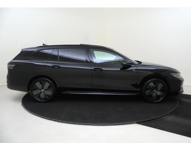 Volkswagen PASSAT Variant 1.5 eHybrid R-Line Edition | SoH 100% | Panoramadak | Trekhaak | Black style | Head-up display | 360 camera | Stoelverwarming voor en achter | Parkeerassistent |