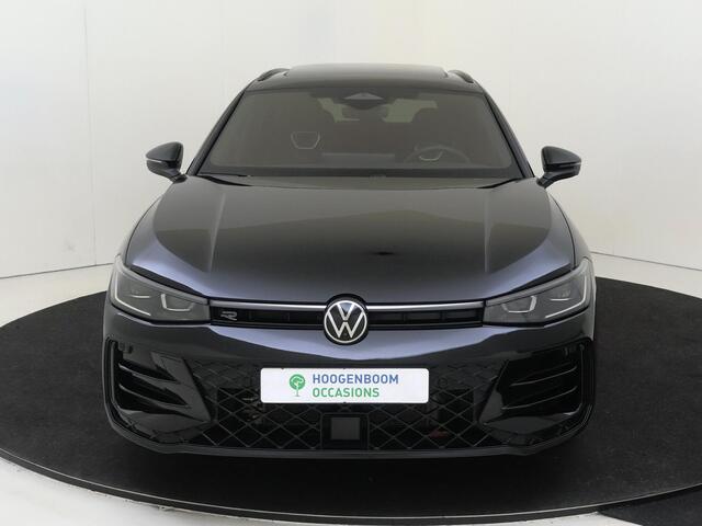 Volkswagen PASSAT Variant 1.5 eHybrid R-Line Edition | SoH 100% | Panoramadak | Trekhaak | Black style | Head-up display | 360 camera | Stoelverwarming voor en achter | Parkeerassistent |