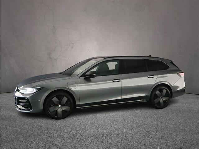 Volkswagen PASSAT Variant R-Line Edition 1.5 TSI eHybrid 272pk DSG Automaat Trekhaak, Panoramadak, Harman Kardon audio, Black style, Adaptive crusie control, Elektrische achterklep