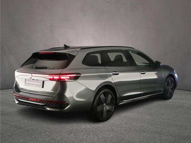 Volkswagen PASSAT Variant R-Line Edition 1.5 TSI eHybrid 272pk DSG Automaat Trekhaak, Panoramadak, Harman Kardon audio, Black style, Adaptive crusie control, Elektrische achterklep