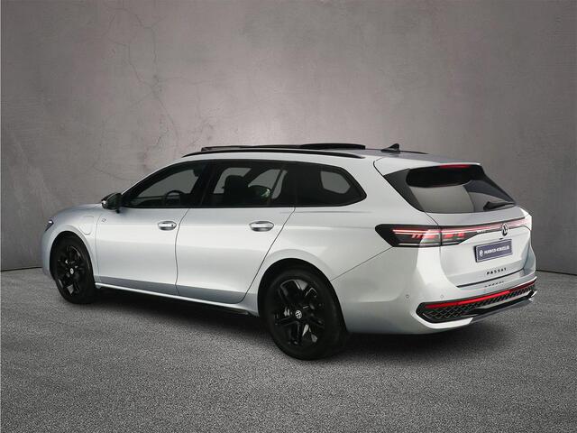 Volkswagen PASSAT Variant R-Line Edition 1.5 TSI eHybrid 272pk DSG Automaat Trekhaak, Harman Kardon audio, Panoramadak, Lederen bekleding, Black style, Adaptive cruise control
