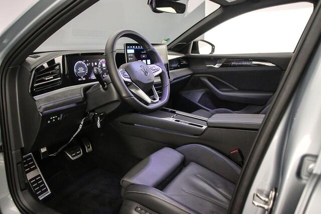 Volkswagen PASSAT Variant R-Line Edition 1.5 TSI eHybrid 272pk DSG Automaat Trekhaak, Harman Kardon audio, Panoramadak, Lederen bekleding, Black style, Adaptive cruise control