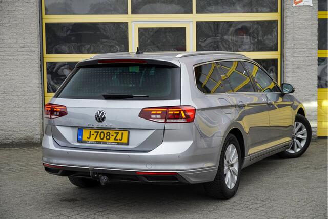 Volkswagen PASSAT Variant 1.5 TSI 150PK! Automaat Comfort Business 2020 Lmv 16" | Led V+A | Pdc | Keyless entry | Trekhaak | Elek. achterklep | Verwarmde voorruit | Achteruitrijcamera | App-Connect | Navi | Virtual cockpit | Climate control | Cruise control | Extra getint