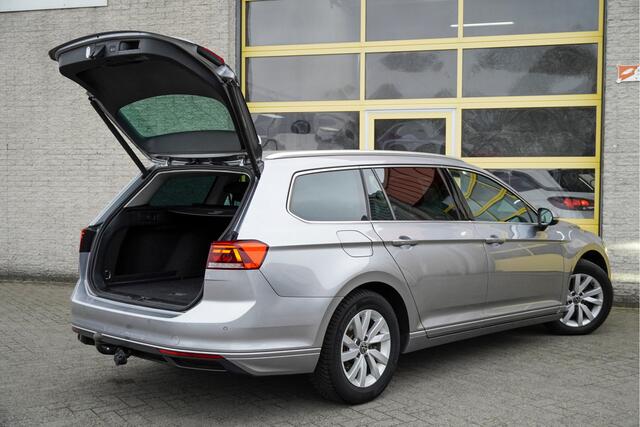 Volkswagen PASSAT Variant 1.5 TSI 150PK! Automaat Comfort Business 2020 Lmv 16" | Led V+A | Pdc | Keyless entry | Trekhaak | Elek. achterklep | Verwarmde voorruit | Achteruitrijcamera | App-Connect | Navi | Virtual cockpit | Climate control | Cruise control | Extra getint