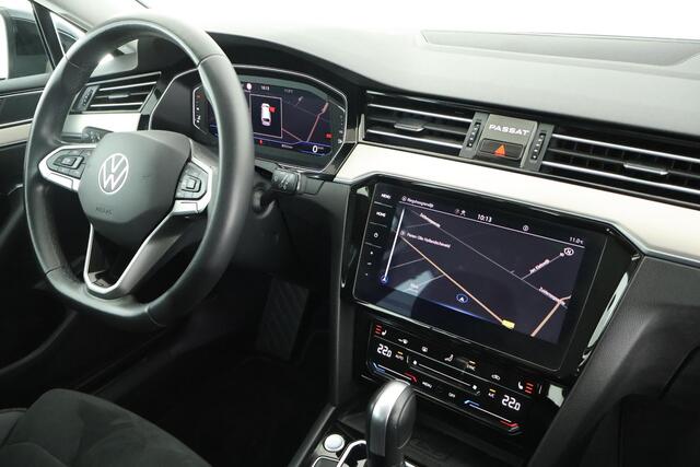 Volkswagen PASSAT Variant 1.5 TSI 150pk DSG Business HUD Trekhaak Camera Keyless Navigatie Voorruitverwarming