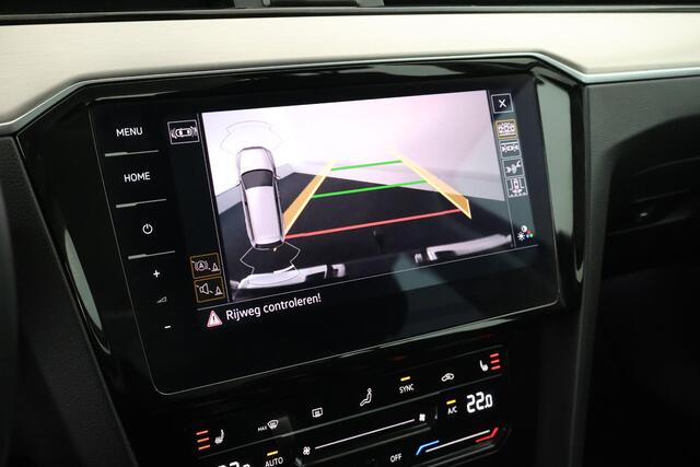 Volkswagen PASSAT Variant 1.5 TSI 150pk DSG Business HUD Trekhaak Camera Keyless Navigatie Voorruitverwarming