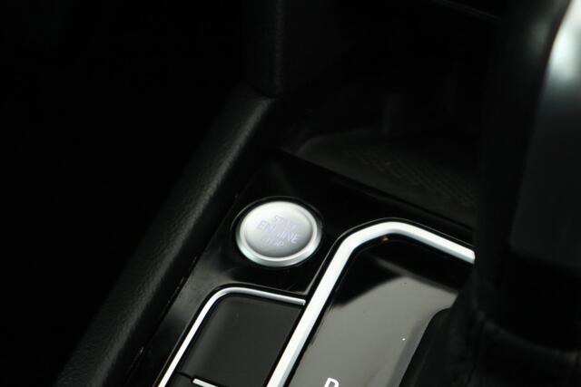 Volkswagen PASSAT Variant 1.5 TSI 150pk DSG Business HUD Trekhaak Camera Keyless Navigatie Voorruitverwarming