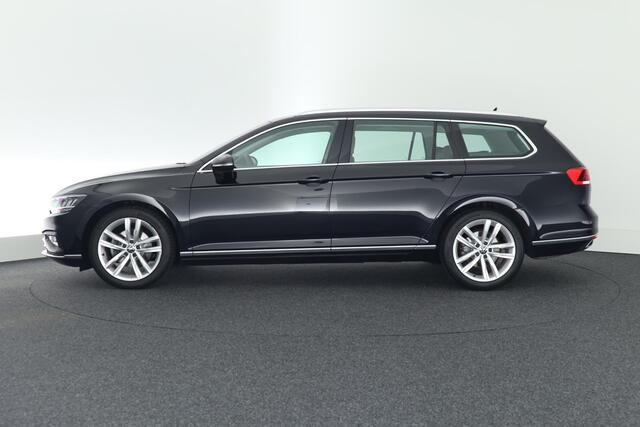 Volkswagen PASSAT Variant 1.5 TSI 150pk DSG Business HUD Trekhaak Camera Keyless Navigatie Voorruitverwarming