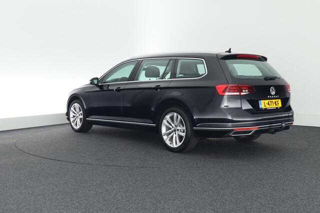 Volkswagen PASSAT Variant 1.5 TSI 150pk DSG Business HUD Trekhaak Camera Keyless Navigatie Voorruitverwarming