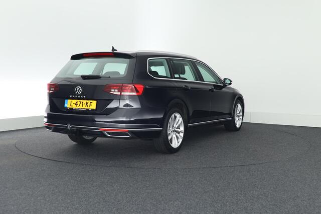 Volkswagen PASSAT Variant 1.5 TSI 150pk DSG Business HUD Trekhaak Camera Keyless Navigatie Voorruitverwarming