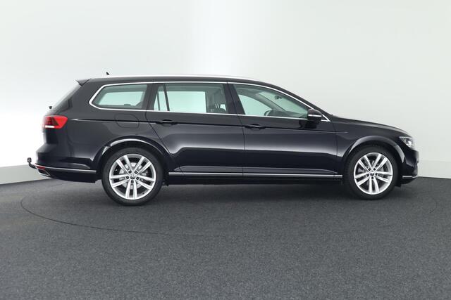 Volkswagen PASSAT Variant 1.5 TSI 150pk DSG Business HUD Trekhaak Camera Keyless Navigatie Voorruitverwarming