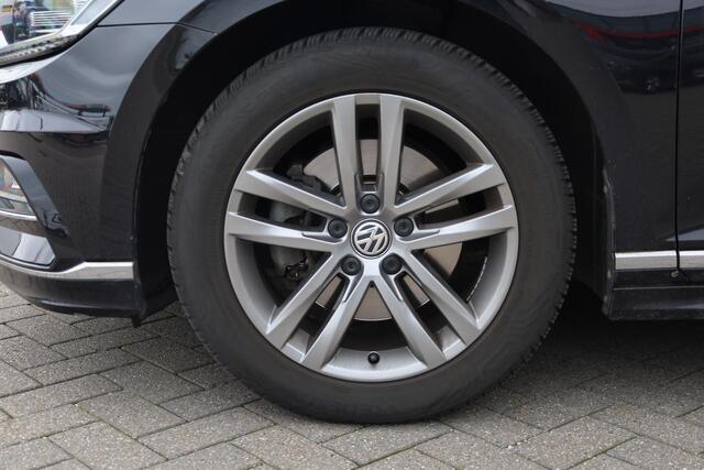 Volkswagen PASSAT Variant 1.4 TSI Highline Business R leder, R Line, panoramadak, trekhaak, dealeronderhouden ,LED plus, LMV, R line 4 seizoenenbanden, digital cockpit pro, elektrische achterklep, side assist, stoelverwarming, zwarte dakhemel, privacy glas, etc.