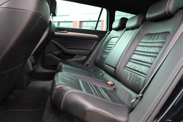 Volkswagen PASSAT Variant 1.4 TSI Highline Business R leder, R Line, panoramadak, trekhaak, dealeronderhouden ,LED plus, LMV, R line 4 seizoenenbanden, digital cockpit pro, elektrische achterklep, side assist, stoelverwarming, zwarte dakhemel, privacy glas, etc.