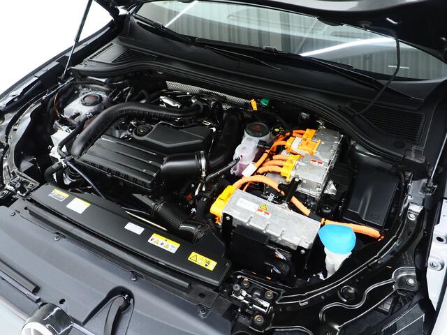 Volkswagen PASSAT Variant 1.5 eHybrid 204PK | Leder/Alcantara | Massage | Trekhaak | HUD | Camera | Adaptive Cruise | Sfeerlicht | Carplay