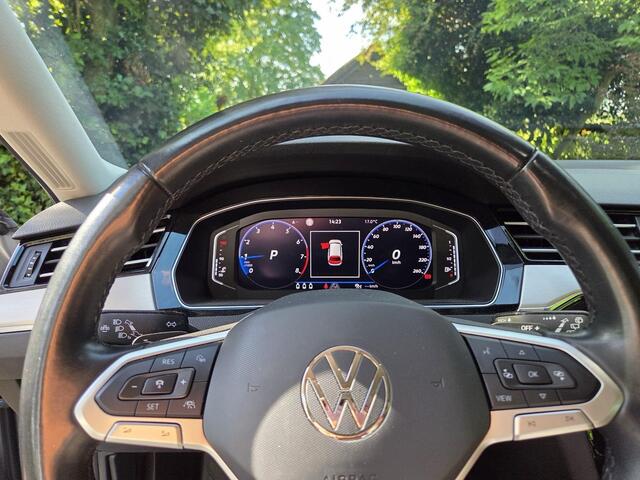 Volkswagen PASSAT 1.5 TSI R-Line Business + 150pk Adaptieve Cruise | Elektrische Achterklep | Stoelverwarming