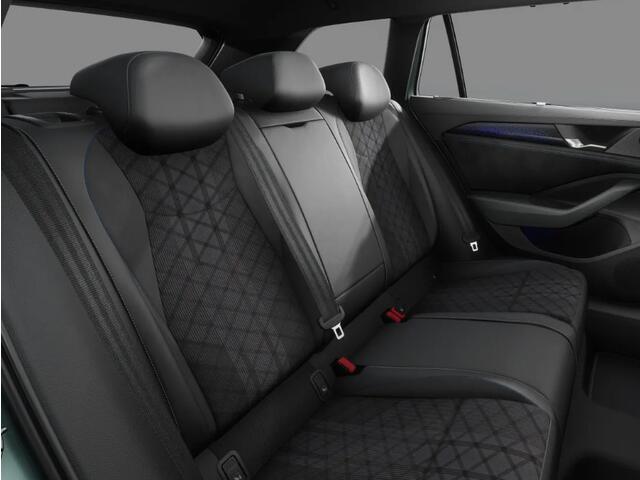 Volkswagen PASSAT Variant R-Line Edition 1.5 eHybrid 204 PK 6 DSG · Draadloze telefoonlader · Achteruitrijcamera · Sfeerverlichting · Black Style Pakket · Trekhaak inklapbaar, met elektrische ontgrendeling, incl. aanhangwagenmanoeuvreerhulp 'Trailer Assist' ·