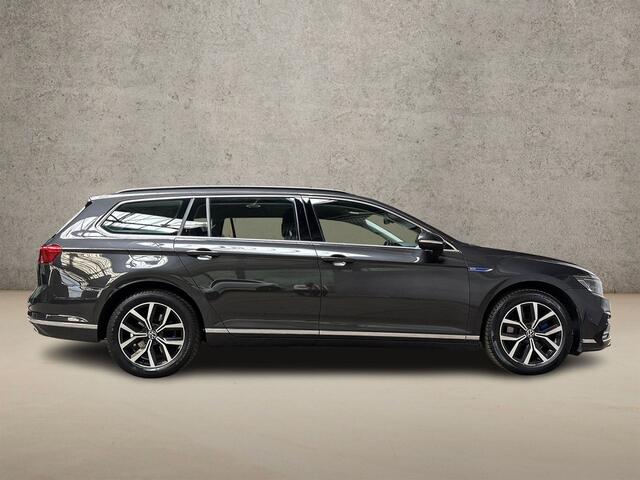 Volkswagen PASSAT Variant 1.4 TSI PHEV GTE 218Pk Automaat (APPLE CARPLAY, GROOT NAVI, CLIMATE, CAMERA, KEYLESS, SPORTSTOELEN, GETINT GLAS, ELEK ACHTERKLEP, PARKEERSENSOREN, NIEUWSTAAT)