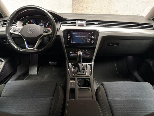 Volkswagen PASSAT Variant 1.4 TSI PHEV GTE 218Pk Automaat (APPLE CARPLAY, GROOT NAVI, CLIMATE, CAMERA, KEYLESS, SPORTSTOELEN, GETINT GLAS, ELEK ACHTERKLEP, PARKEERSENSOREN, NIEUWSTAAT)
