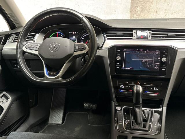 Volkswagen PASSAT Variant 1.4 TSI PHEV GTE 218Pk Automaat (APPLE CARPLAY, GROOT NAVI, CLIMATE, CAMERA, KEYLESS, SPORTSTOELEN, GETINT GLAS, ELEK ACHTERKLEP, PARKEERSENSOREN, NIEUWSTAAT)