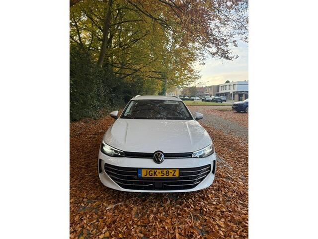 Volkswagen PASSAT Variant 1.5 eTSI Business | Navigatie | Verwarmd Stuurwiel | Verwarmde Stoelen | Camera