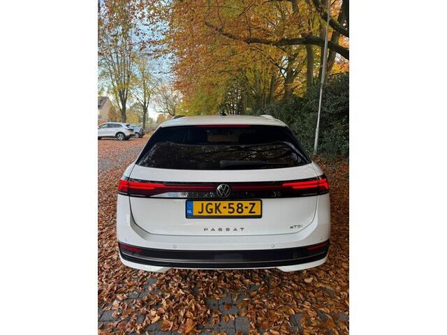Volkswagen PASSAT Variant 1.5 eTSI Business | Navigatie | Verwarmd Stuurwiel | Verwarmde Stoelen | Camera