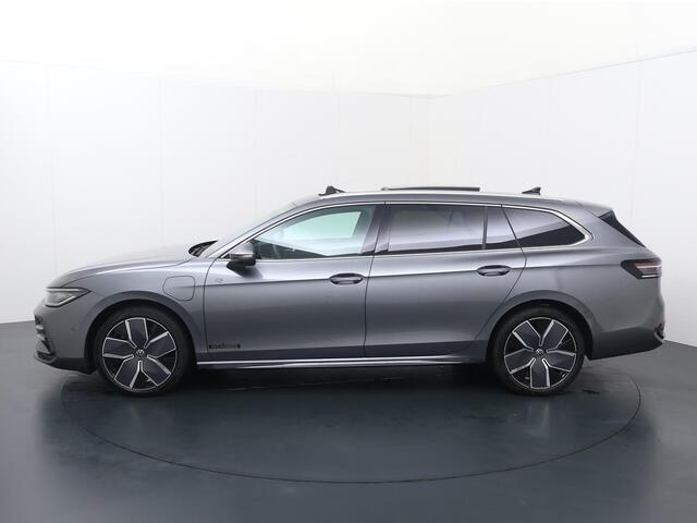 Volkswagen PASSAT Variant 1.5 eHybrid DSG R-Line Edition | 204 PK | Harman Kardon | Trekhaak met wegklapbare kogel | Travel Assist | Area View 360 graden camera |