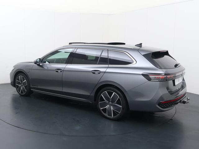 Volkswagen PASSAT Variant 1.5 eHybrid DSG R-Line Edition | 204 PK | Harman Kardon | Trekhaak met wegklapbare kogel | Travel Assist | Area View 360 graden camera |