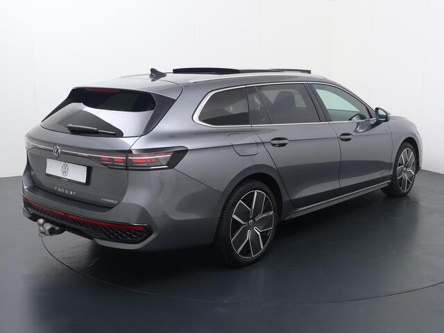 Volkswagen PASSAT Variant 1.5 eHybrid DSG R-Line Edition | 204 PK | Harman Kardon | Trekhaak met wegklapbare kogel | Travel Assist | Area View 360 graden camera |