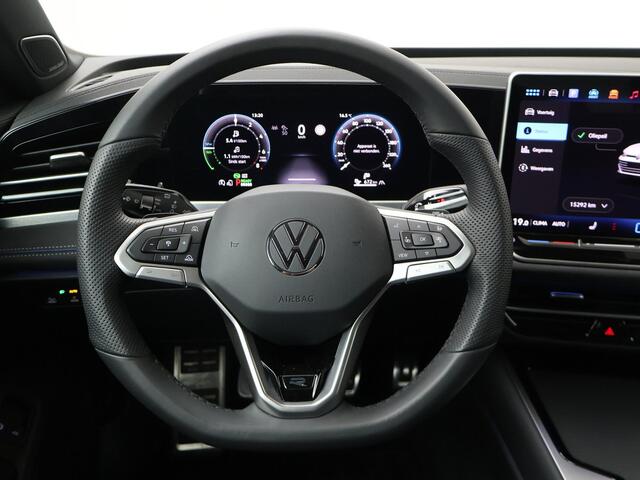 Volkswagen PASSAT Variant 1.5 eHybrid DSG R-Line Edition | 204 PK | Harman Kardon | Trekhaak met wegklapbare kogel | Travel Assist | Area View 360 graden camera |