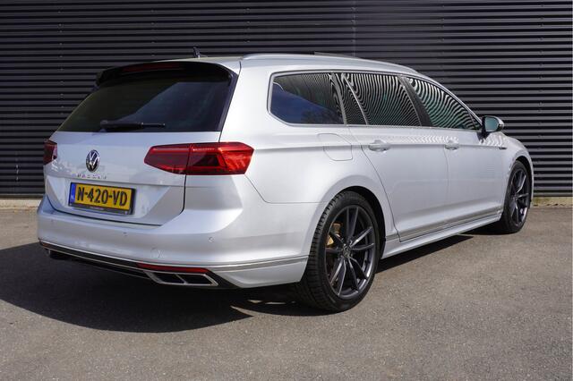 Volkswagen PASSAT Variant 1.5 TSI Automaat R-Line Panaramadak Apple Carplay Digitaal dashboard Navigatie Camera Leder Trekhaak LED ACC Cruise control