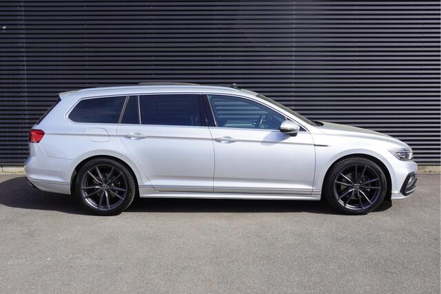 Volkswagen PASSAT Variant 1.5 TSI Automaat R-Line Panaramadak Apple Carplay Digitaal dashboard Navigatie Camera Leder Trekhaak LED ACC Cruise control