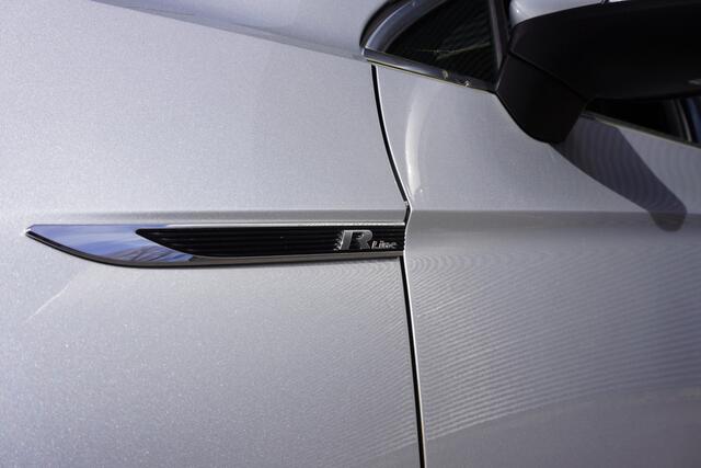 Volkswagen PASSAT Variant 1.5 TSI Automaat R-Line Panaramadak Apple Carplay Digitaal dashboard Navigatie Camera Leder Trekhaak LED ACC Cruise control