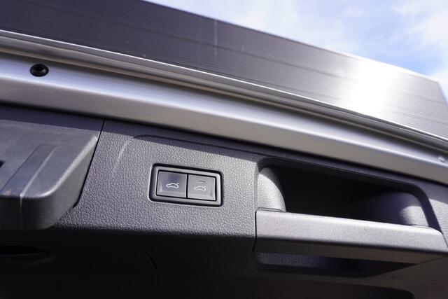 Volkswagen PASSAT Variant 1.5 TSI Automaat R-Line Panaramadak Apple Carplay Digitaal dashboard Navigatie Camera Leder Trekhaak LED ACC Cruise control