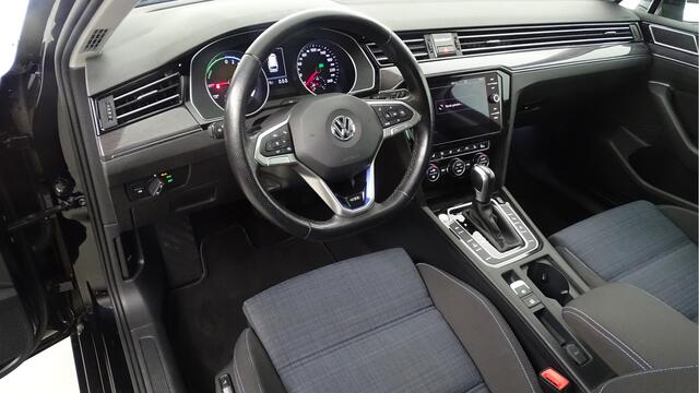 Volkswagen PASSAT Variant 1.4 TSI PHEV GTE privacy glas, ergo comfortstoel, elec kofferbak, verkeersbord herkenning, stoelverw, stuurpadles, park ass, side ass, uitpark ass, front ass, apple carplay, dak draagstangen