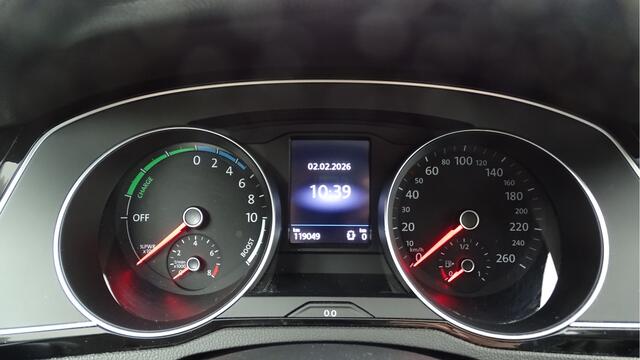 Volkswagen PASSAT Variant 1.4 TSI PHEV GTE privacy glas, ergo comfortstoel, elec kofferbak, verkeersbord herkenning, stoelverw, stuurpadles, park ass, side ass, uitpark ass, front ass, apple carplay, dak draagstangen