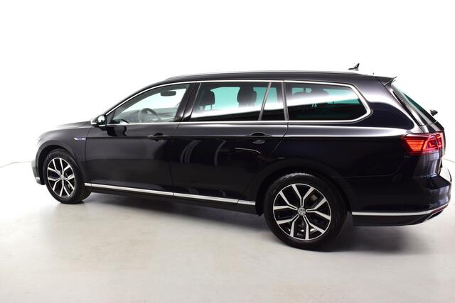 Volkswagen PASSAT Variant 1.4 TSI PHEV GTE privacy glas, ergo comfortstoel, elec kofferbak, verkeersbord herkenning, stoelverw, stuurpadles, park ass, side ass, uitpark ass, front ass, apple carplay, dak draagstangen
