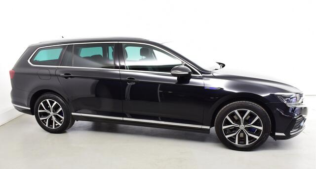 Volkswagen PASSAT Variant 1.4 TSI PHEV GTE privacy glas, ergo comfortstoel, elec kofferbak, verkeersbord herkenning, stoelverw, stuurpadles, park ass, side ass, uitpark ass, front ass, apple carplay, dak draagstangen
