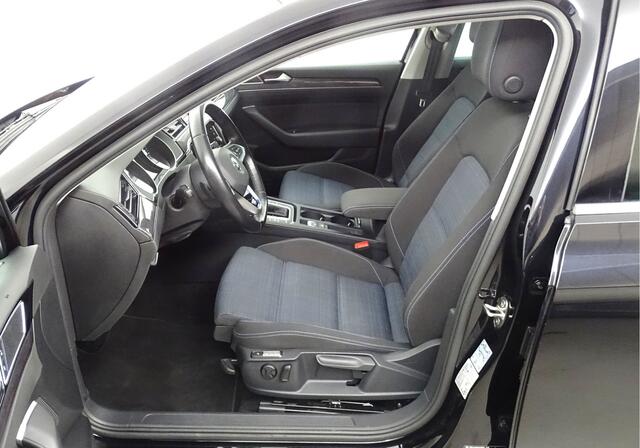 Volkswagen PASSAT Variant 1.4 TSI PHEV GTE privacy glas, ergo comfortstoel, elec kofferbak, verkeersbord herkenning, stoelverw, stuurpadles, park ass, side ass, uitpark ass, front ass, apple carplay, dak draagstangen