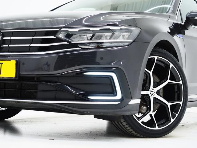Volkswagen PASSAT Variant 1.4 TSI PHEV GTE | Massage | Adaptive Cruise | Camera | Stoelverwarming | PDC | DAB | Carplay