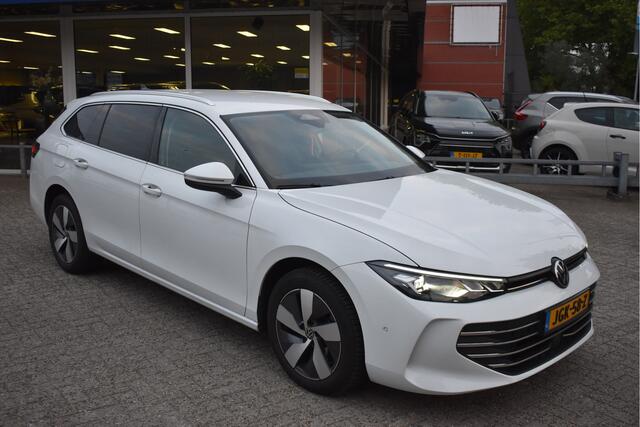 Volkswagen PASSAT Variant 1.5 eTSI Business, BOEKJES,NAP EN ONDERHOUDSHISTORIE | Navigatie | Verwarmd Stuurwiel | Verwarmde Stoelen | Camera