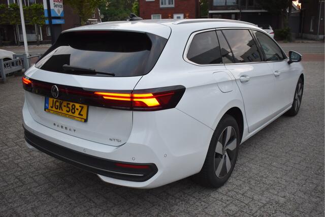 Volkswagen PASSAT Variant 1.5 eTSI Business, BOEKJES,NAP EN ONDERHOUDSHISTORIE | Navigatie | Verwarmd Stuurwiel | Verwarmde Stoelen | Camera