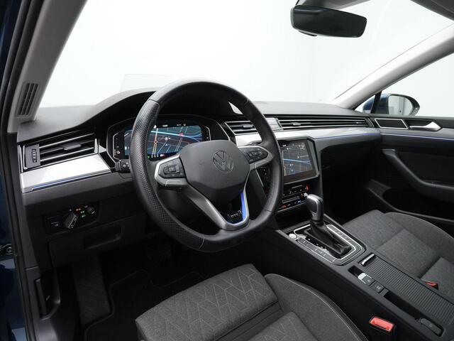 Volkswagen PASSAT 1.4 TSI 218 pk PHEV GTE Business | Panoramadak | Trekhaak | Discover Pro | IQ Light | Head-Up Display | Achteruitrijcamera | Adaptive Cruise | Stuur-/stoelverwarming