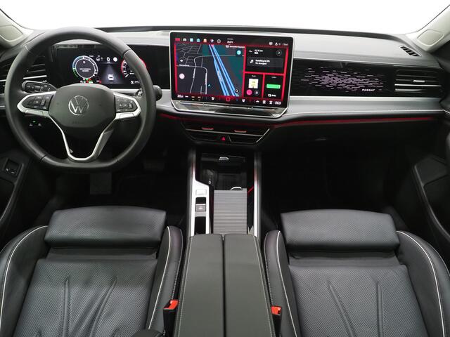 Volkswagen PASSAT Variant 1.5 eHybrid Elegance | Panoramadak | Leder | Trekhaak | HUD | Massage | 360 | Sfeerlicht | Keyless | Carplay
