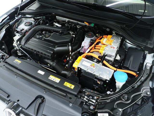Volkswagen PASSAT Variant 1.5 eHybrid Elegance | Panoramadak | Leder | Trekhaak | HUD | Massage | 360 | Sfeerlicht | Keyless | Carplay