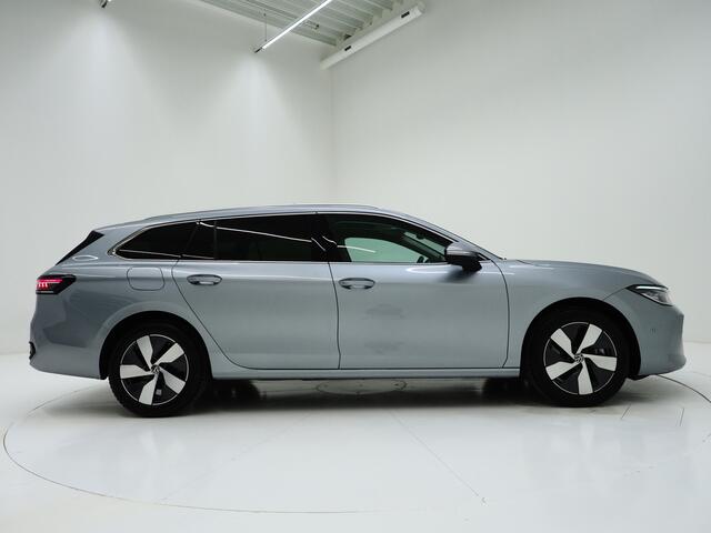 Volkswagen PASSAT Variant 1.5 eHybrid Elegance | Panoramadak | Leder | Trekhaak | HUD | Massage | 360 | Sfeerlicht | Keyless | Carplay