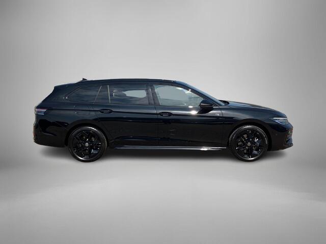 Volkswagen PASSAT Variant 1.5eHybrid 200kW/272PK R-Line Black Style DSG · Panoramadak · Navigatie · Trekhaak · Garantie t/m 12-03-2030 of 100000km.